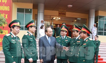 Thủ tướng Nguyễn Xuân Phúc trò chuyện với lãnh đạo, nguyên lãnh đạo Binh chủng Tăng - Thiết giáp, chiều 19/12
