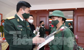 Thượng tá Nguyễn Đức Cương, Phó trưởng Ban Thanh niên Quân đội tặng quà tân binh huyện Ngân Sơn lên đường nhập ngũ năm 2021, sáng 27/2