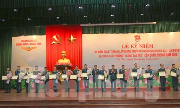 Lãnh đạo Quân chủng PK-KQ trao thưởng cho các tập thể xuất sắc trong tham gia Giải thưởng Sáng tạo trẻ, sáng 25/3