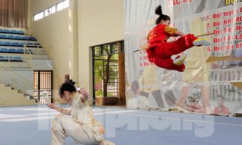 Xem đội Wushu Đoàn thể dục thể thao Biên phòng khổ luyện với đao, thương, kiếm