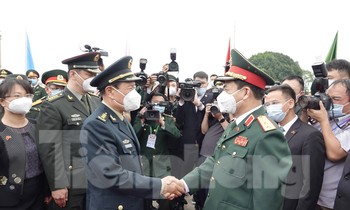 Bộ trưởng Quốc phòng Trung Quốc (bên trái) đón Bộ trưởng Quốc phòng Việt Nam sang Đông Hưng tham dự các hoạt động giao lưu, hội đàm, sáng 24/4. Ảnh: Nguyễn Minh