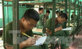 Chiến sĩ Sư đoàn 3 viết thư gửi về cho gia đình trong thời gian huấn luyện chiến sĩ mới