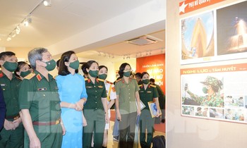 Thượng tướng Đỗ Căn, Phó Chủ nhiệm Tổng cục Chính trị QĐND Việt Nam và bà Nguyễn Thị Minh Hương, Phó Chủ tịch Trung ương Hội LHPN Việt Nam cùng các đại biểu tham quan triển lãm
