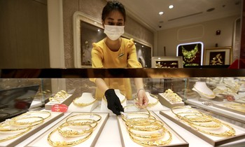 Giá vàng rung lắc, USD lao dốc