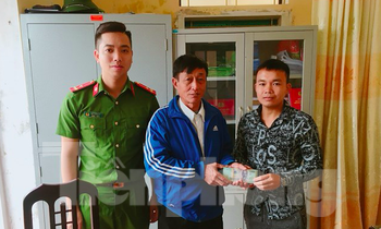 Mr. Luong Van Phu (right cover) returns 38 million VND he found on the way to Mr. Bui Xuan Ho - Photo: Hoang Long