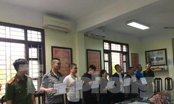 Công an thành phố Nam Định vừa tiến hành bắt giữ 7 đối tượng đòi nợ thuê - Ảnh: Hoàng Long