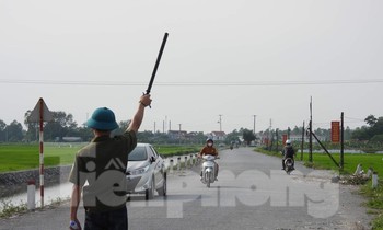 Hà Nam thiết lập vùng cách ly y tế 28 ngày tại thôn Quan Nhân, nơi có người nhiễm COVID-19 - Ảnh: Hoàng Long