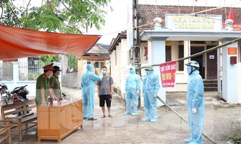 Kiểm tra thân nhiệt và lấy mẫu xét nghiệm cho toàn bộ 1.068 nhân khẩu đang sinh sống tại thôn có người mắc COVID-19 - Ảnh: Hoàng Long