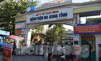 Phong toả Bệnh viện Đa khoa tỉnh Thái Bình vì liên quan đến lịch trình di chuyển của một nữ bệnh nhân COVID-19 - Ảnh: Hoàng Long