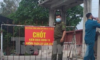 Lực lượng chức năng phong toả khu vực cư trú của người vừa có kết quả dương tính với SARS-CoV-2 - Ảnh: Hoàng Long