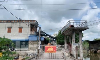 Lực lượng chức năng lập chốt kiểm soát toàn bộ khu vực cư trú của người dương tính với SAR-CoV-2 - Ảnh: Hoàng Long