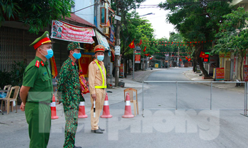 Ngày 8/5, lực lượng chức năng Hà Nam đã phong toả 2 khu dân cư liên quan đến bệnh nhân COVID-19 là nhân viên y tế chùa Tam Chúc - Ảnh: Giang Nam