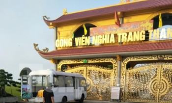 Xe chở thi hài bị chặn, không được vào hoả táng sáng 10/5 - Ảnh: Hoàng Long