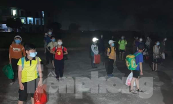 Rạng sáng 11/5, 30 học sinh cùng lớp với cháu bé vừa có kết quả xét nghiệm dương tính được đưa đi cách ly tập trung - Ảnh: Hoàng Long