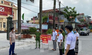 Lực lượng chức năng huyện Ý Yên tổ chức phong toả các khu vực có dịch. Ảnh: Hoàng Long