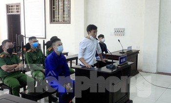 Bị cáo Bùi Xuân Đại (áo trắng) bị xử 14 năm tù vì nổ súng bắn người khác - Ảnh: Hoàng Long
