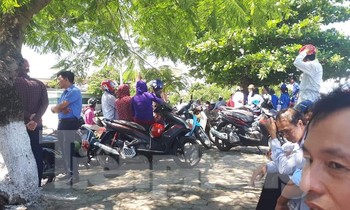 Phụ huynh đội nắng túc trực quanh trường đợi học sinh thi với tâm trạng lo lắng - Ảnh: Hoàng Long
