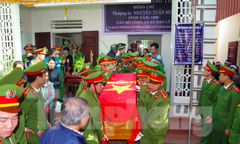 Đồng đội, người thân tiễn đưa đại uý Nguyễn Tuấn minh về nơi an nghỉ - Ảnh: LP