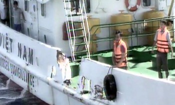 Tàu chấp pháp Việt Nam bị tàu Trung Quốc hung hãn đâm gãy lan can