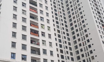 Chung cư mới bàn giao đã đỏ rực băng rôn 'tố' căn hộ hụt diện tích