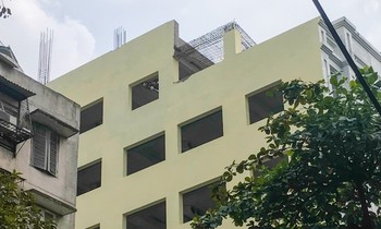 Lạ lùng công trình 'khủng' đục thông gần 40 cửa sổ sang hộ liền kề