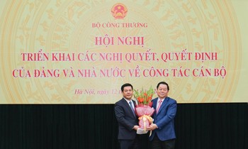 Ông Nguyễn Trọng Nghĩa (phải) tặng hoa cho tân Bộ trưởng Nguyễn Hồng Diên