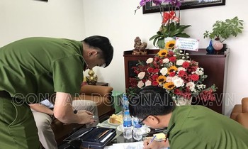Công an tỉnh Đồng Nai khám xét Công ty xăng dầu Long an sáng 15/4. Ảnh Công an Đồng Nai