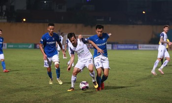 Quảng Ninh (áo xanh) gây thất vọng các CĐV với trận thua đậm 0-4 trên sân Hàng Đẫy của CLB Hà Nội. (ảnh Anh Tú)