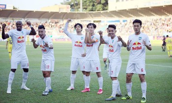 HAGL giành chiến thắng thứ 5 liên tiếp ở LS V-League 2021 khi đánh bại Nam Định 4-3. (ảnh Hữu Phạm)