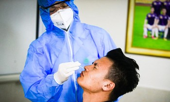 Do diễn biến khó lường, CLB Hà Nội đã tạm dừng tiêm vắc xin COVID-19 cho các cầu thủ. ảnh Trung Đoành