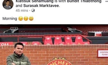 HLV Kiatisuk được cho là đang trêu đùa MU sau trận thua Liverpool 204 ở giải Ngoại hạng Anh. (ảnh FBNV)