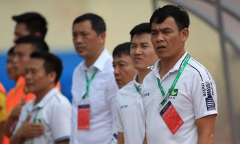 Trợ lý Nguyễn Huy Hoàng lên thay HLV Ngô Quang Trường dẫn dắt SLNA. (ảnh Anh Tú)