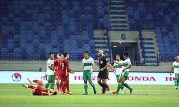 Indonesia sử dụng lối chơi quyết liệt để ngăn chặn đội tuyển Việt Nam. (ảnh Hữu Phạm từ UAE)