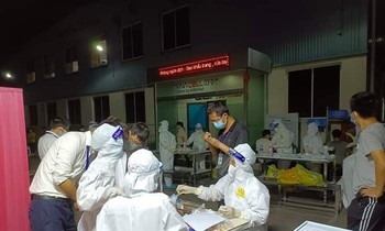 Cơ quan chức năng lấy mẫu xét nghiệm cho công nhân Khu công nghiệp Quang Châu