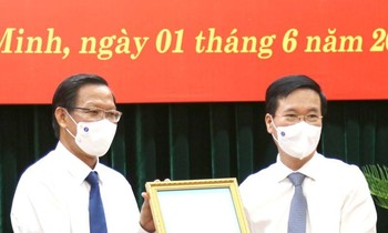 Ông Võ Văn Thưởng - Ủy viên Bộ Chính trị, Thường trực Ban Bí thư trao quyết định cho ông Phan Văn Mãi - Phó Bí thư Thường trực Thành ủy TP.HCM 