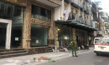 Hiện trường vụ nhảy lầu. Ảnh: HNM