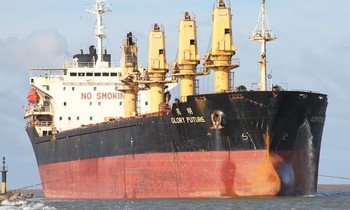 Cận cảnh cứu hộ tàu hàng nước ngoài mắc cạn trên vùng biển Quảng Trị