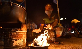 Người Sài thành đốt lửa sưởi ấm trong cái lạnh 19 độ C