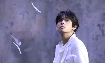 V (BTS) trở thành idol K-pop đầu tiên được chúc mừng sinh nhật trên Forbes