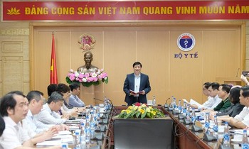 Lãnh đạo Bộ Y tế: Rất khó kiểm soát dịch COVID-19 trong năm 2021