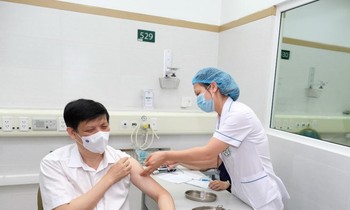 Bộ trưởng Bộ Y tế Nguyễn Thanh Long tiêm vắc xin phòng COVID-19