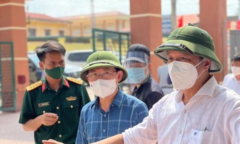 Thứ trưởng Y tế Nguyễn Trường Sơn kiểm tra tại Bắc Giang sáng 16/5