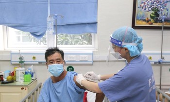 Tiêm vắc xin phòng COVID-19 cho bệnh nhân đang điều trị tại BV Việt Đức