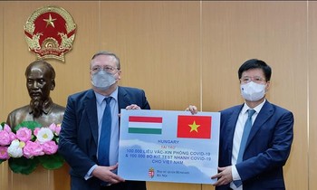 Thứ trưởng Bộ Y tế tiếp nhận vắc xin và kít xét nghiệm nhanh của Chính phủ Hungary trao tặng