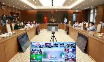 Phó Thủ tướng Vũ Đức Đam chủ trì cuộc họp trực tuyến chiều 26/10 với 19 tỉnh, thành phía Nam. Ảnh: Đình Nam