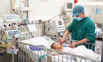 Bé 20 tháng tuổi đang được điều trị hoại tử vùng kín
