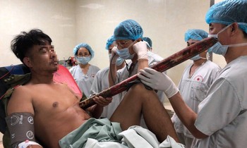 Nam thanh niên bị thanh sắt dài 3m đâm thấu ngực