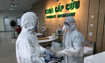 Chạy đua cứu sống bệnh nhân COVID-19 nặng trong phòng hồi sức BV Bệnh Nhiệt đới T.Ư