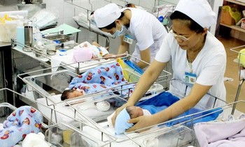 Phụ nữ sinh đủ hai con trước 35 tuổi ở 21 tỉnh, thành sẽ được thưởng