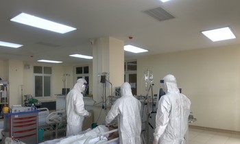 Ca COVID-19 nặng nhất được 2 xe cứu thương và kíp bác sĩ hộ tống từ Đà Nẵng vào TPHCM